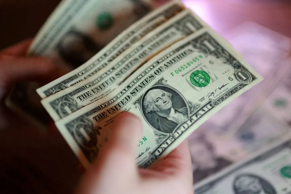 Dollar Hits Weekly High as Markets Question Iran Ceasefire Stability
