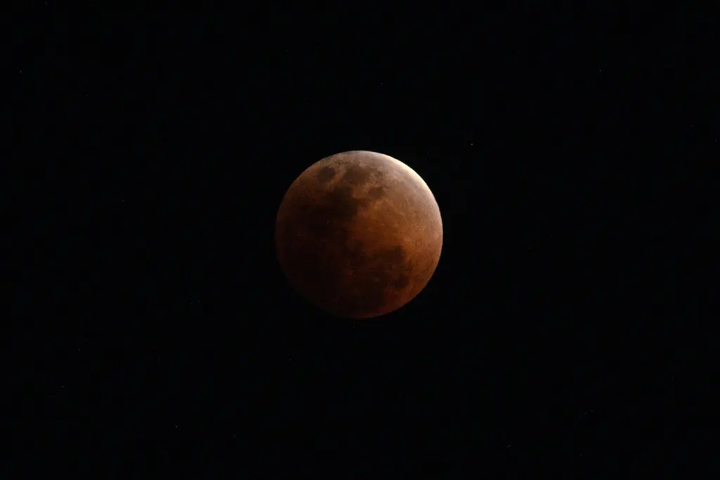 August 2026 Lunar Eclipse: Why the Blood Moon Looks Red